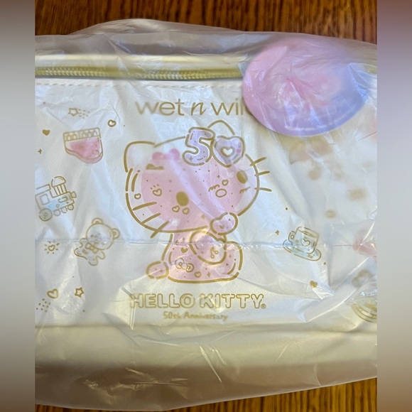 Wet n Wild Hello Kitty Make-Up Bag brand new in bag with tags - Picture 4 of 7